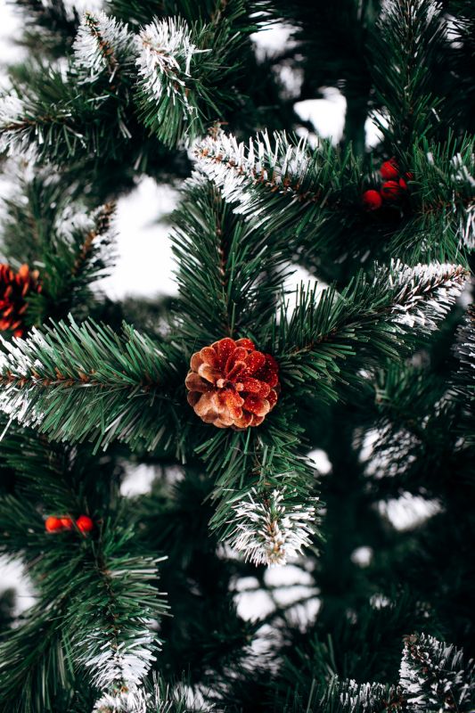 Искусственная ель РОЖДЕСТВЕНСКАЯ с белыми кончиками, шишками и калиной красной 300 см