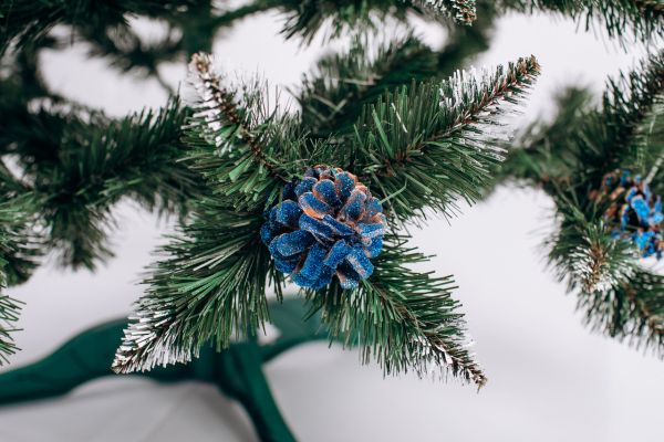 Ель искусственная РОЖДЕСТВЕНСКАЯ с белыми кончиками, шишками и калиной синей 200 см