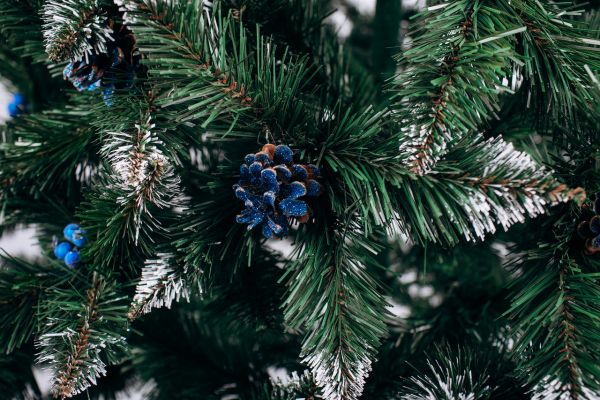 Ель искусственная РОЖДЕСТВЕНСКАЯ с белыми кончиками, шишками и калиной синей 220 см