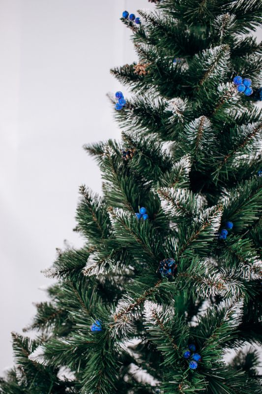 Ялинка штучна РІЗДВЯНА з білими кінчиками, шишками та калиною синій 250 см