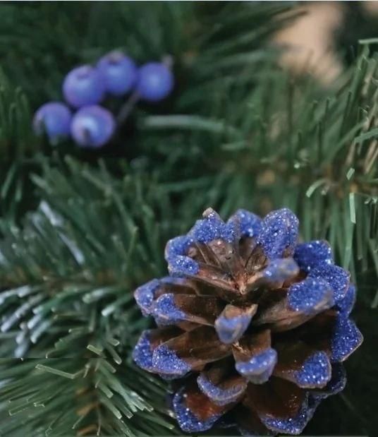 Ялинка штучна РІЗДВЯНА з білими кінчиками, шишками та калиною синій 300 см