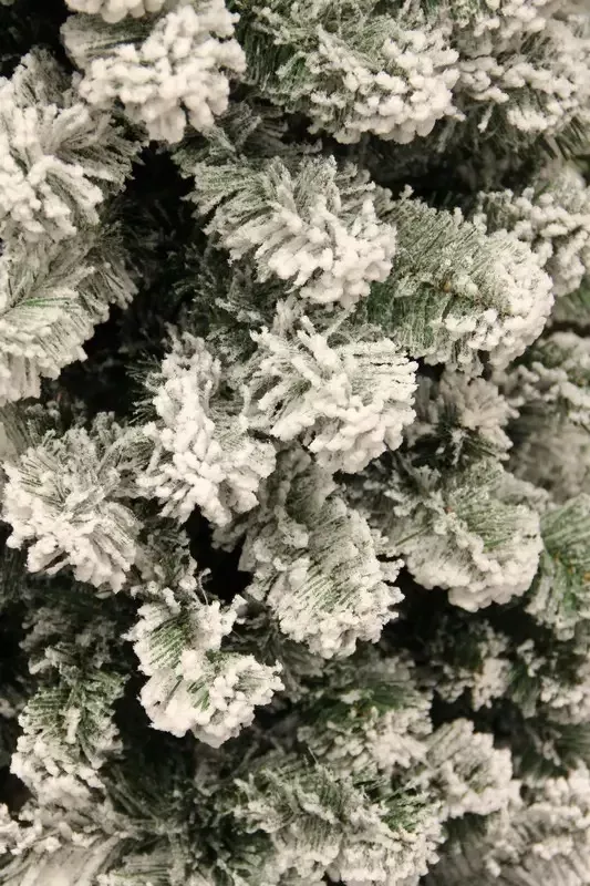 Сосна 1,55м. Millington зелена зі снігом