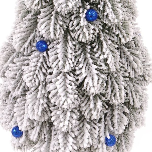 Ялинка лита на дерев'яній підставці засніжена із синіми кульками 62 см.